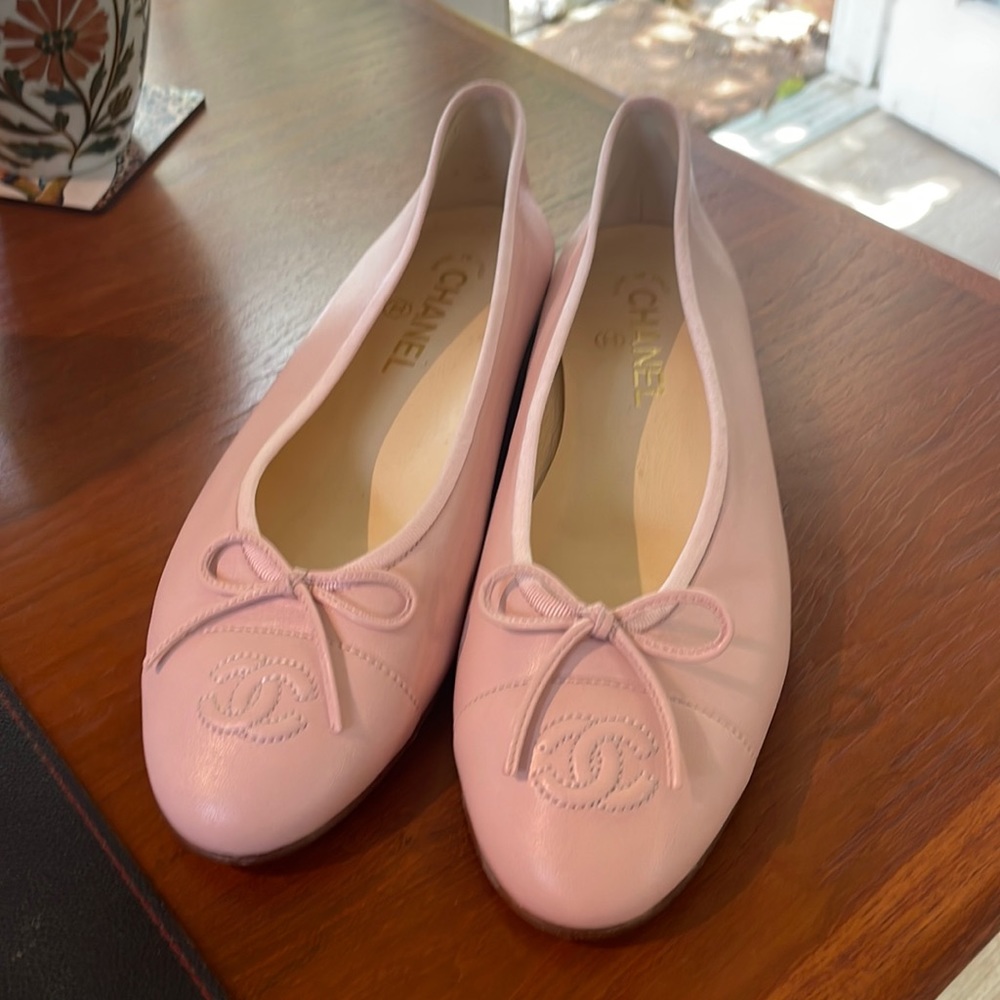 Light pink Chanel ballet flats